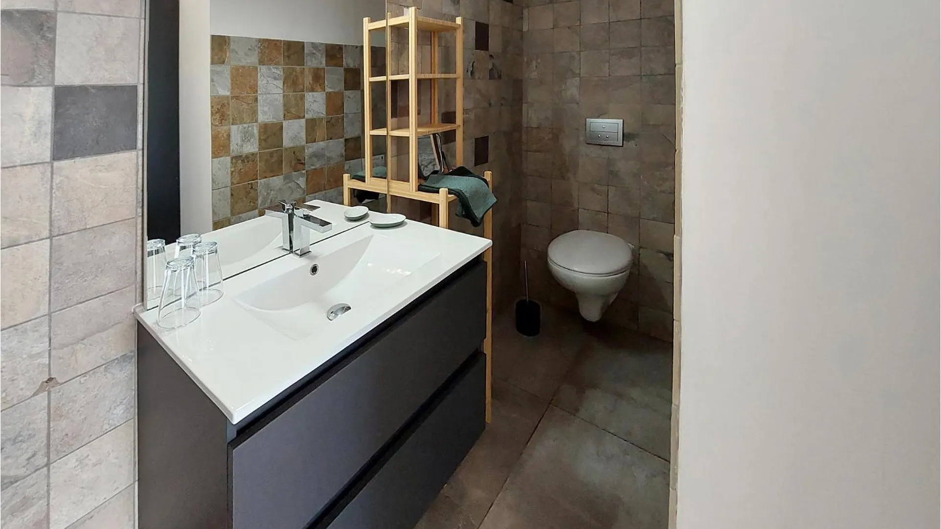 Holiday home Lovely Home In Cuers With Kitchen
